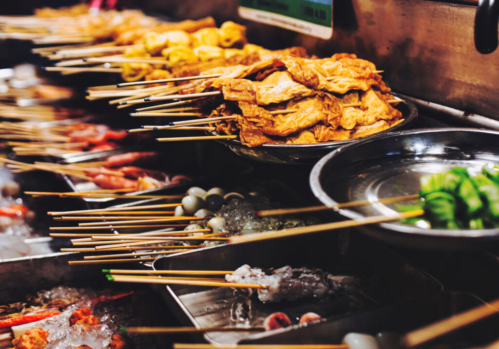 Verschiedene Delikatesten auf einem Nachtmarkt in Taipeh.