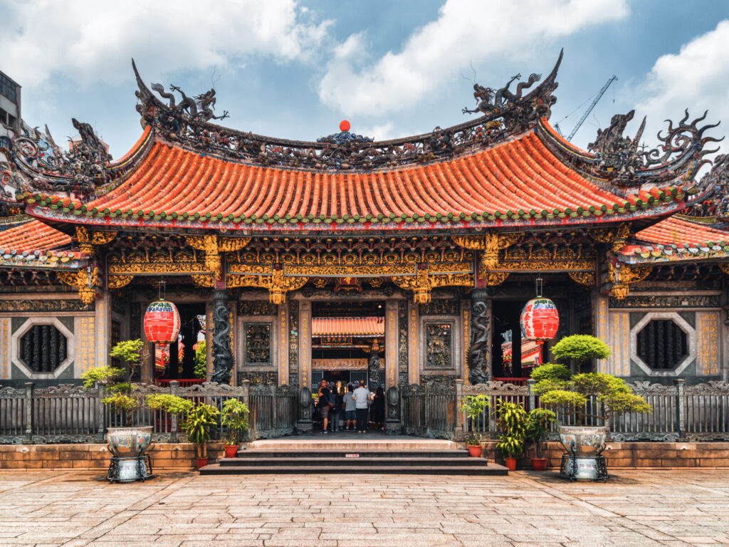Der Longshan-Tempel in Taipeh von außen betrachtet.