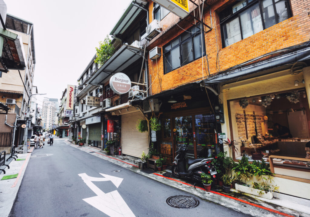 Eine ruhige Straße mit Läden in Taipeh die Chifeng Strasse.