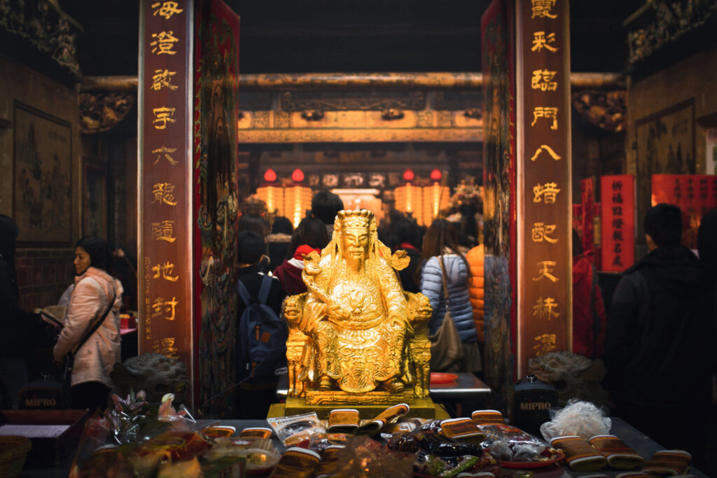 Die goldenen Statue des Liebesgott im Xia Hai City God Temple in Taipeh.