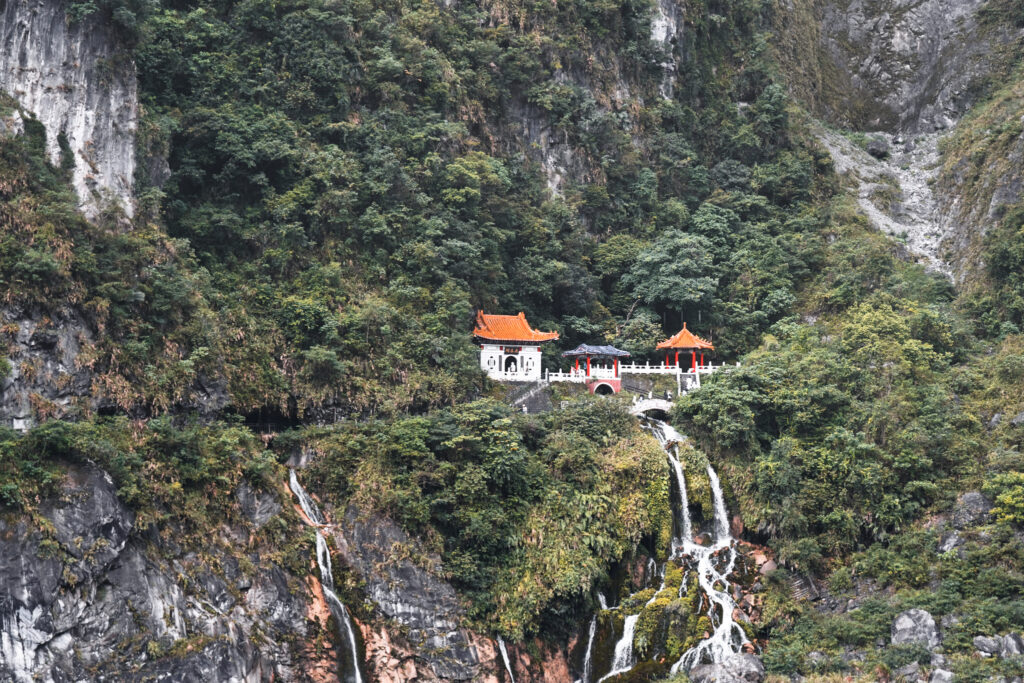 Ein Tempel eingebetet in den Bergen im Taroko Nationalpark in Taiwan