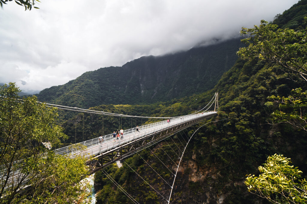 Die Bulowan-Hängebrücke über den begrünten Schluchten im Taroko Nationalpark in Taiwan.