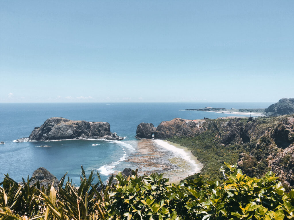 Eine steinerne Bucht auf Green Island in Taiwan mit blauem Meer.