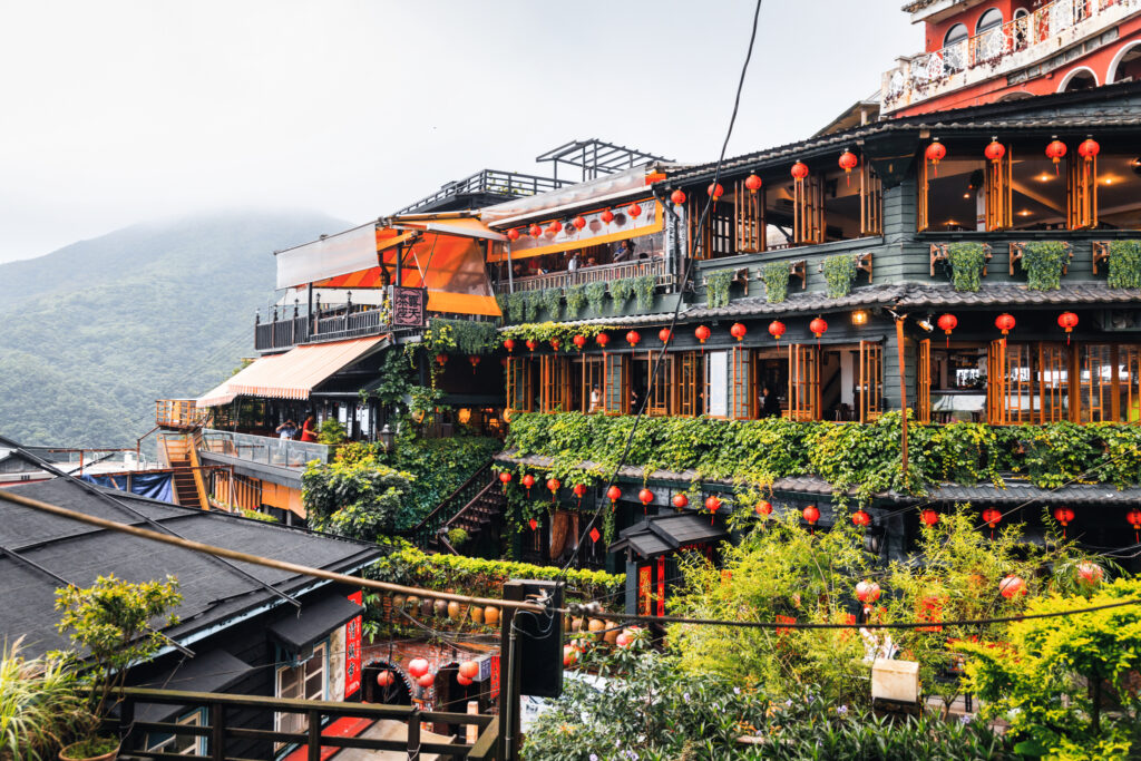 Die Häuser im Bergdorf Jiufen in Taiwan sind geschmückt mit orangenen Lampions.