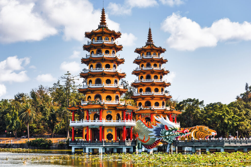 Zwei orangefarbene Pagoden mit einem Drachen und einem Tiger als Eingang in Taiwan.