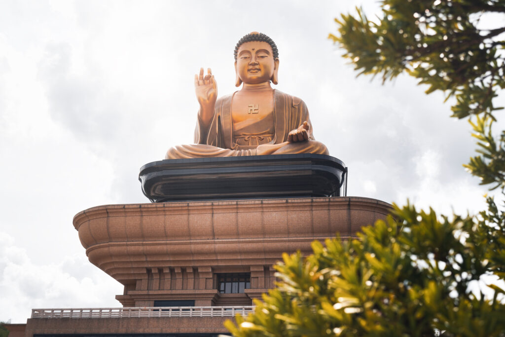 Die größte sitzende Buddha-Statue der Welt auf einem Gebäude in der Stadt Fo Guang Shan in Taiwan.
