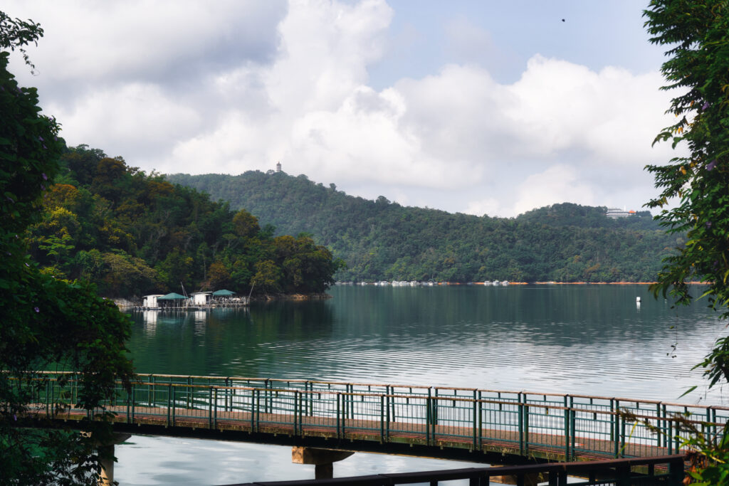 Eine Brücke über den Sun Moon Lake in Taiwan.