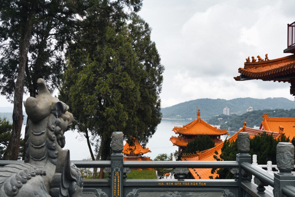 Blick über die Dächer des Wenwu-Tempels in Taiwan auf den Sun Moon Lake.