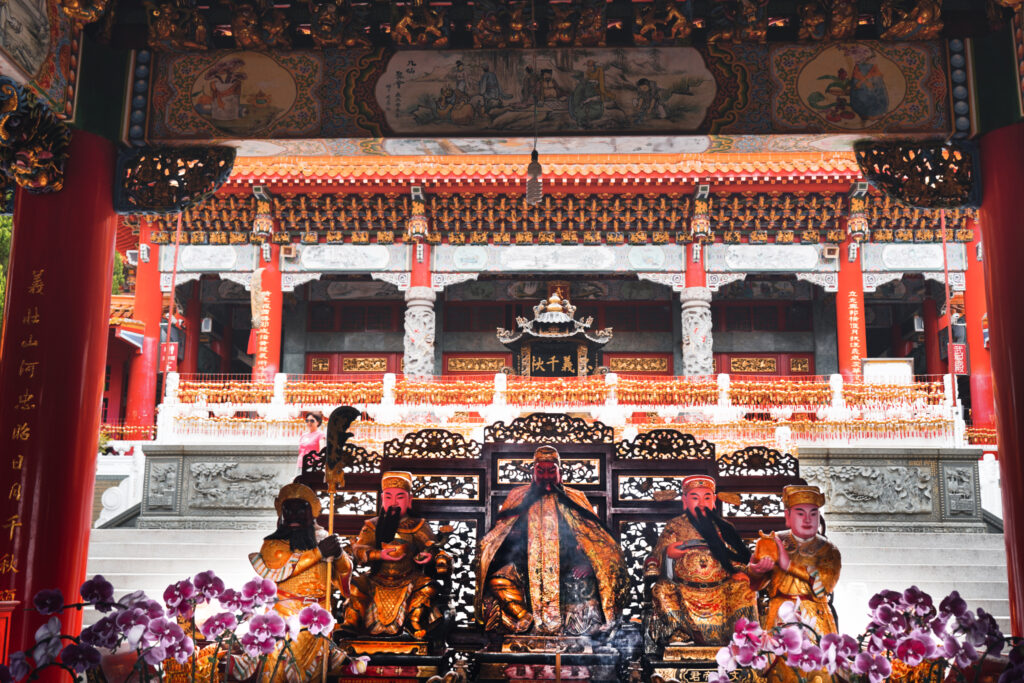 Die bunten Verzierungen in der Tempelanlage Wenwu in Taiwan.