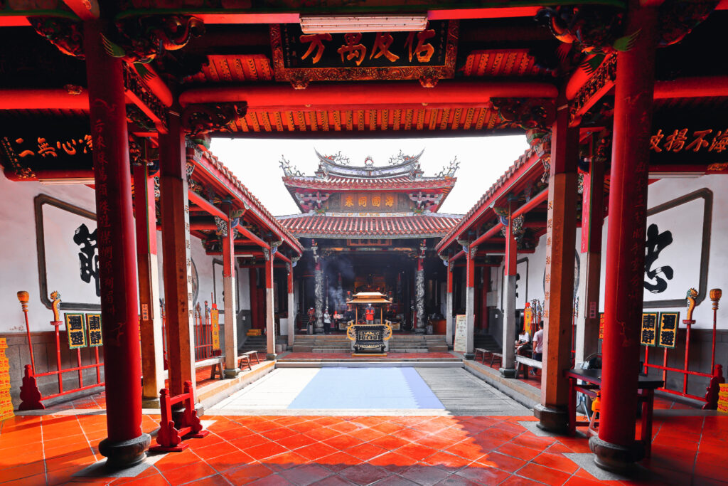 Das innere des Mazu Tempels ist umrandet mit leuchtend roten Säulen.