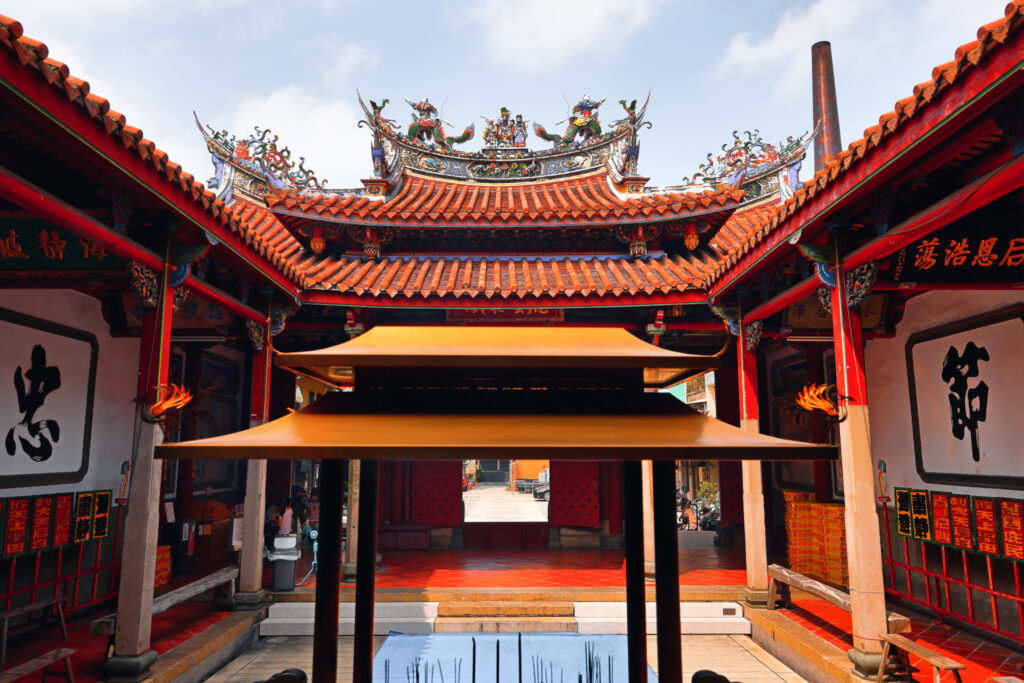 Der Innenhof des Mazu Tempels erleuchtet in bunten Farben