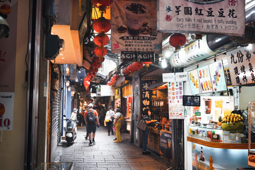 Foodstände reihen sich aneinander in der Old Street in Jiufen in Taiwan.