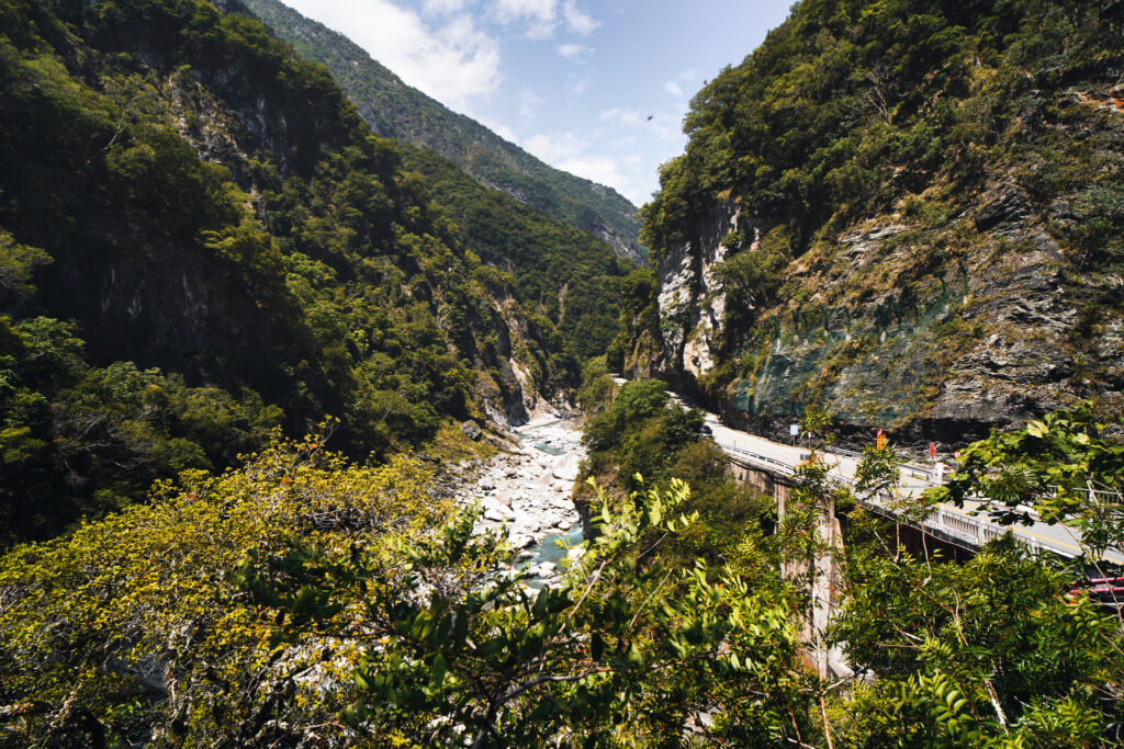 Begrünte Felswände und ein Fluss im Taroko Nationalpark in Taiwan.