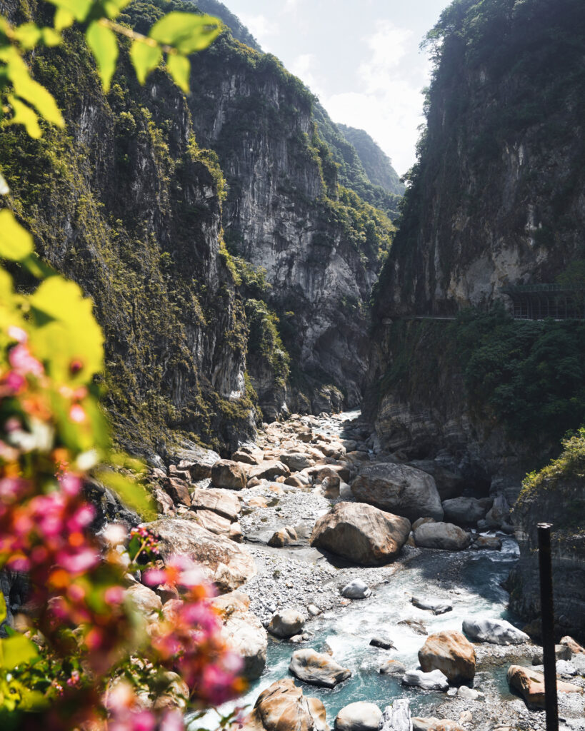 Ein Fluss fließt durch die steinerne Schlucht im Taroko Nationalpark in Taiwan.