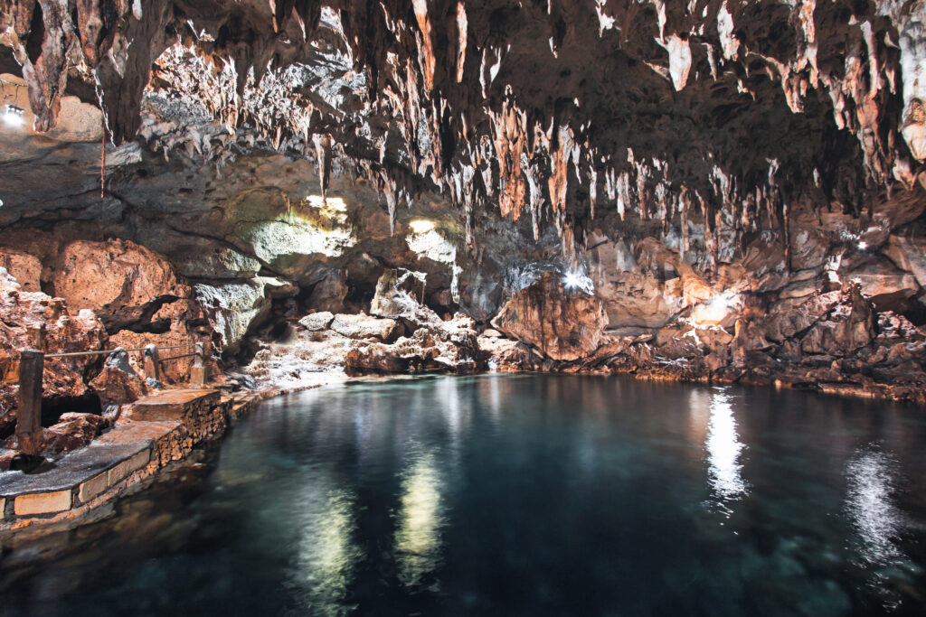 Eine Tropfsteinhöhle auf Bohol mit See von innen.