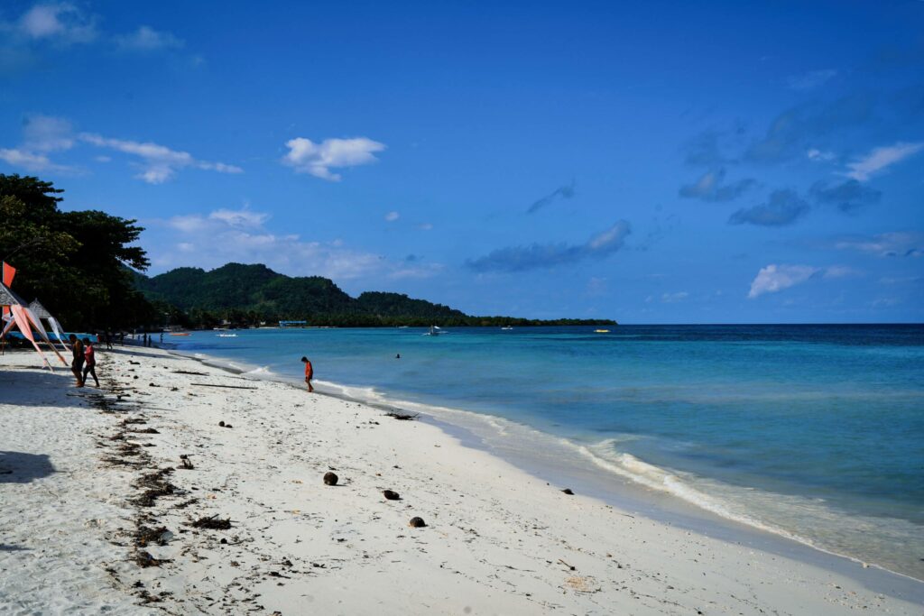 Ein schöner Sandstrand mit blauem Meer und blauem Himmel auf Bohol.