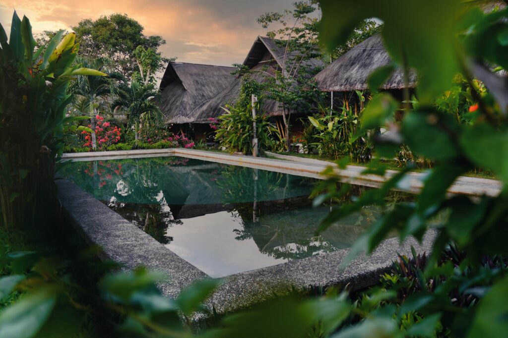 Der Pool des Three Little Birds Resort auf Bohol liegt idyllisch im grünen auf der philippinischen Insel.