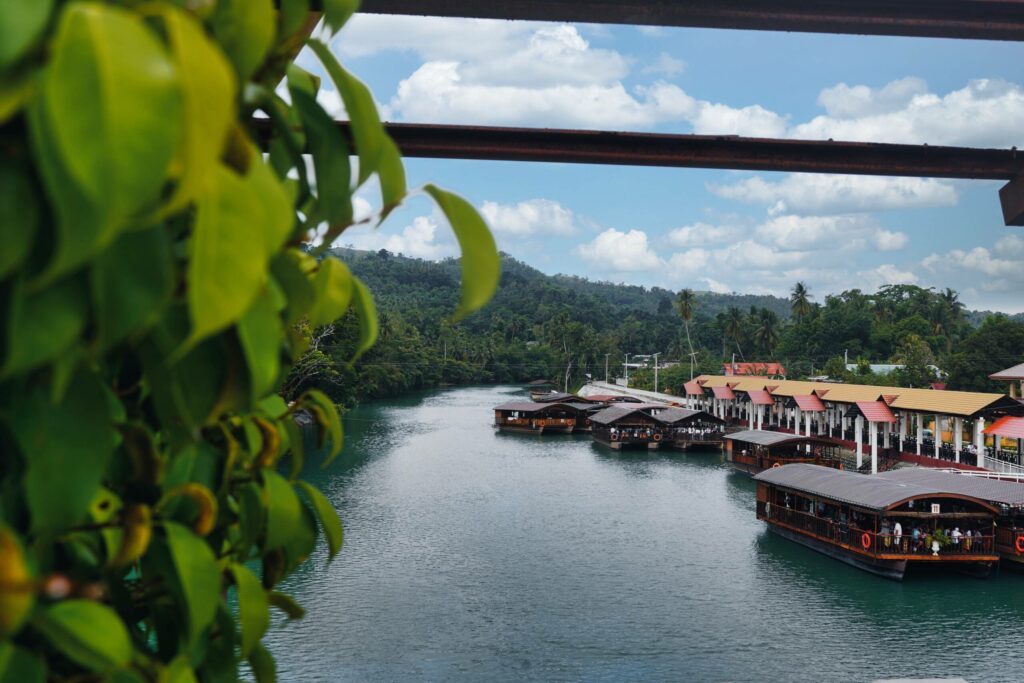 Holzboote reihen sich auf dem Loboc River auf Bohol entlang dem Ufer.