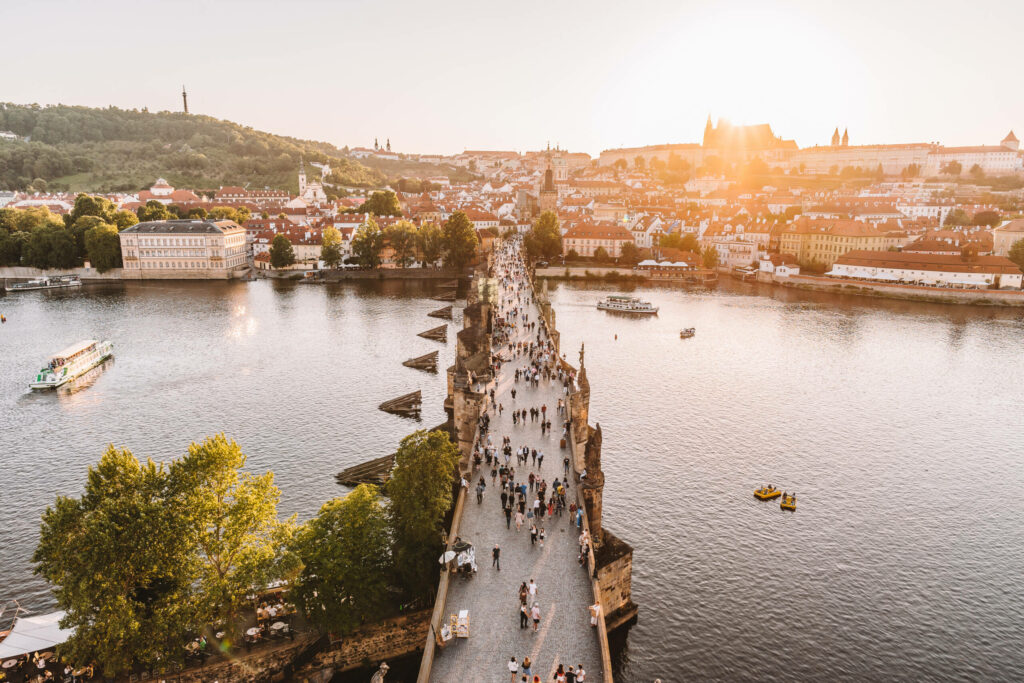 Blick vom Altstädter Brückenturm in Prag auf die Stadt zur Dämmerung.