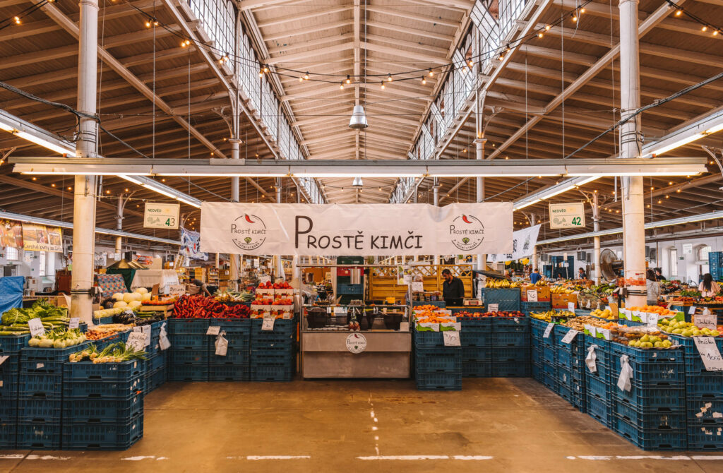 Die Markthalle des Havelmarkt in Prag mit viel Obst und Gemüse.