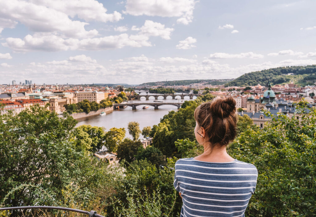 Bloggerin Melanie blickt vom Letná Park über die Moldau Brücken auf die Stadt Prag.