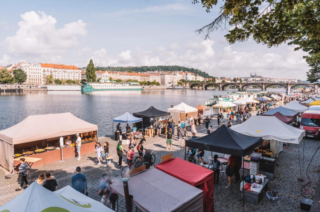 Viele bunte Stände am Ufer der Moldau bilden den Saturday Farmers Market in Prag.