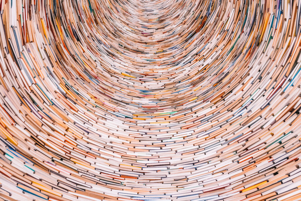 Ein Turm aus Büchern in der Stadtbibliothek von Prag.