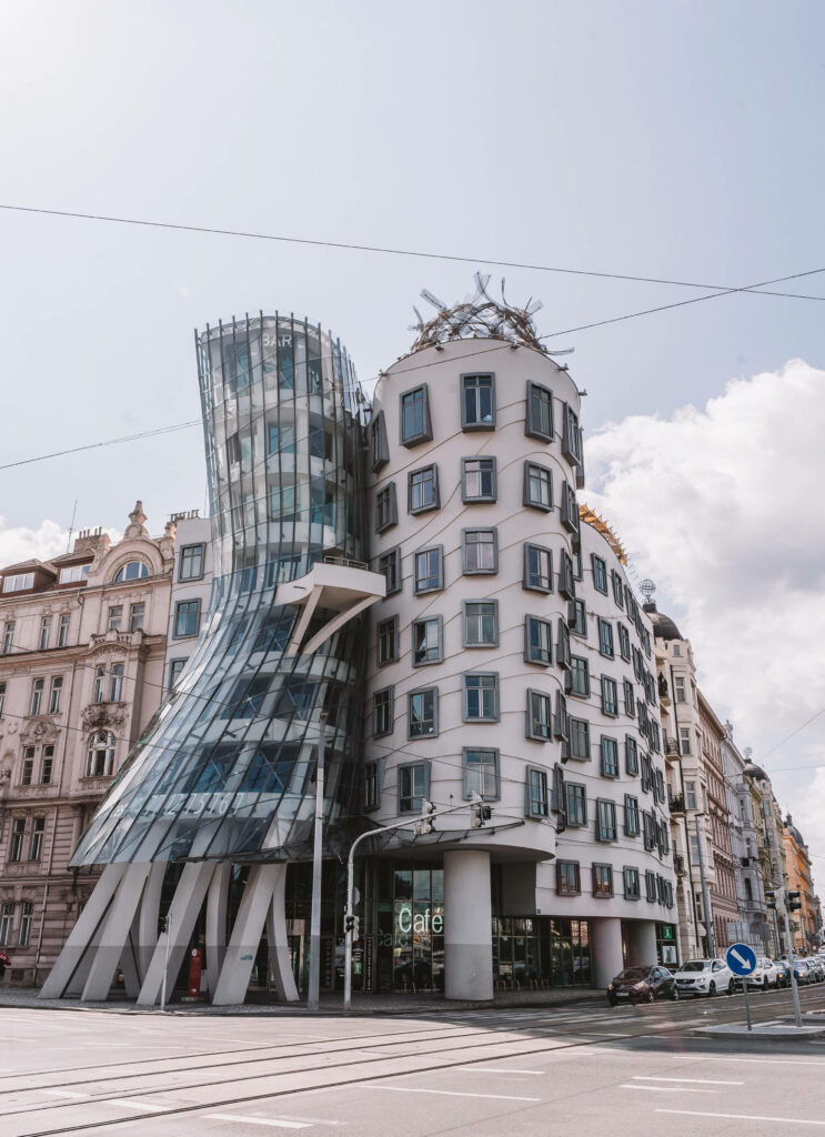 Das tanzende Haus in Prag ist ein krummes Haus mit vielen Fenstern,