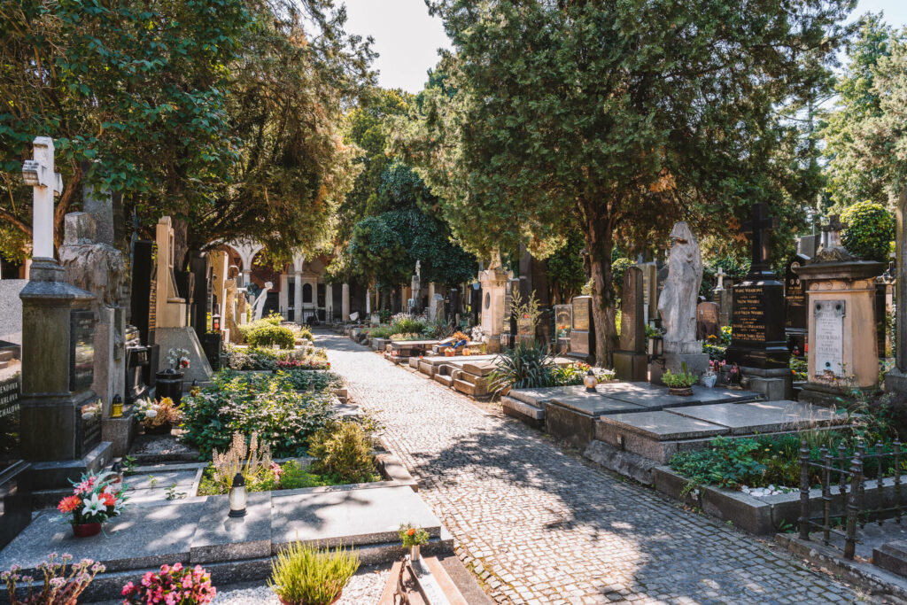 Der Vysehrad Friedhof in Prag mit prunkvollen Gräbern.