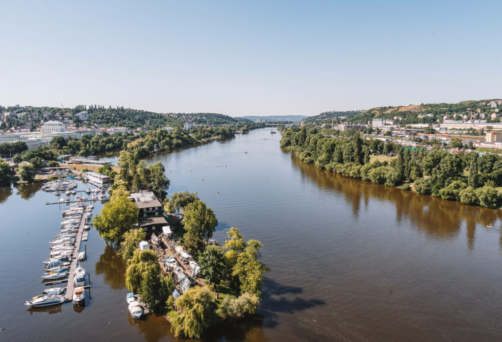 Blick von der Vysehrad Burg auf die Moldau in Prag.