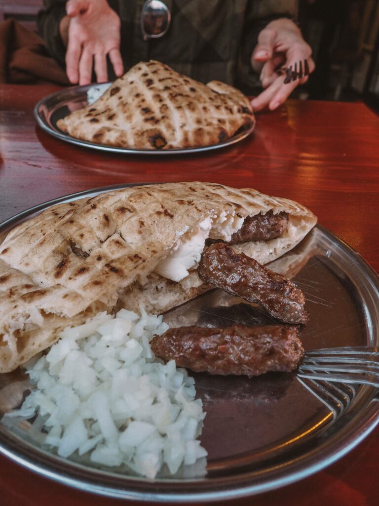 Das bosnische Nationalgericht Ćevapčići im Restaurant Ćevabdžinica Željo in Sarajevo.