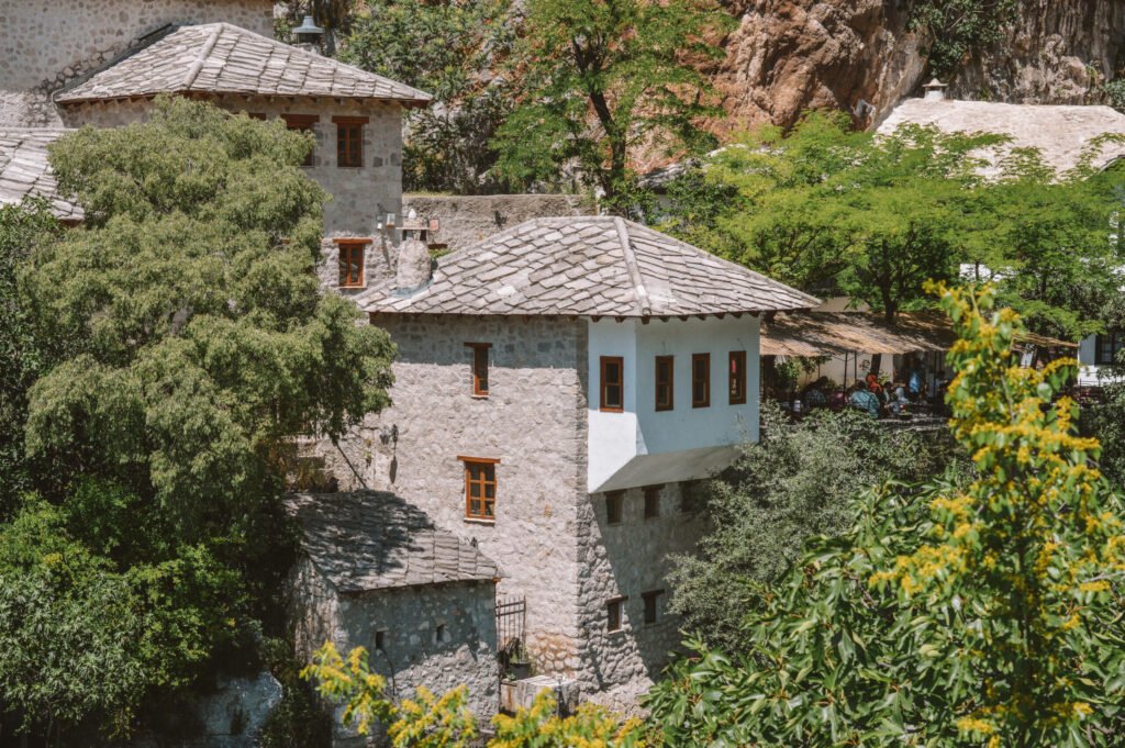 Das Derwisch-Kloster in Blagaj, Bosnien, ist eine in den Felsen gebaute Sehenswürdigkeit.