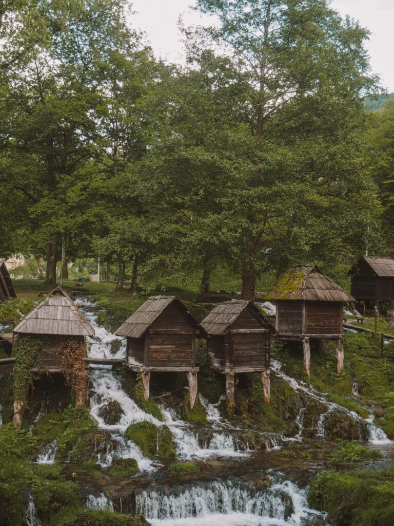 Die Wassermühlen von Mlinčići liegen in Bosnien herrlich im Grünen auf einem Hügel.