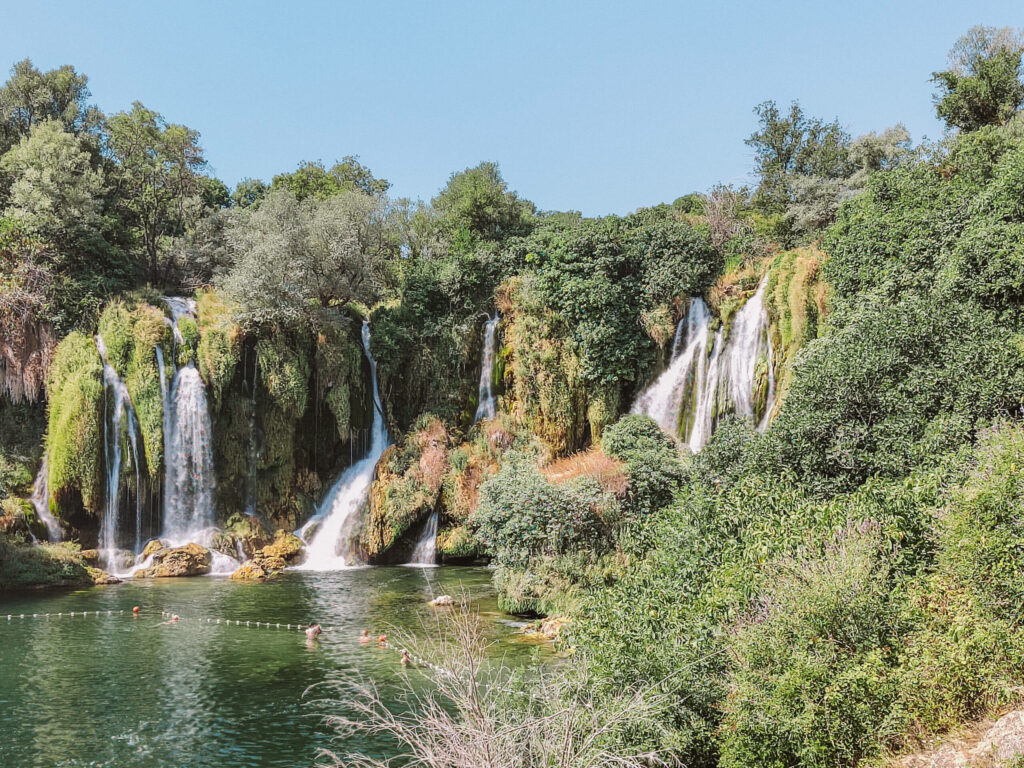 Die Kravica-Wasserfälle in Bosnien laden zum Baden ein.
