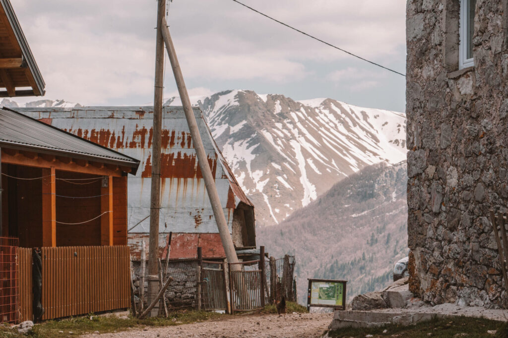 Im Dorf Lukomir in Bosnien blickt man direkt in den Rakitnica-Canyon.
