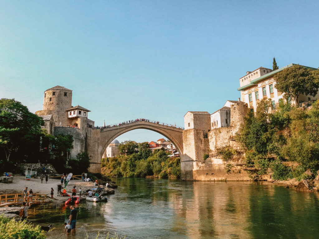 Die ikonische Brücke von Mostar, Stari Most, ist eine beliebte Sehenswürdigkeit in Bosnien und Herzegowina.