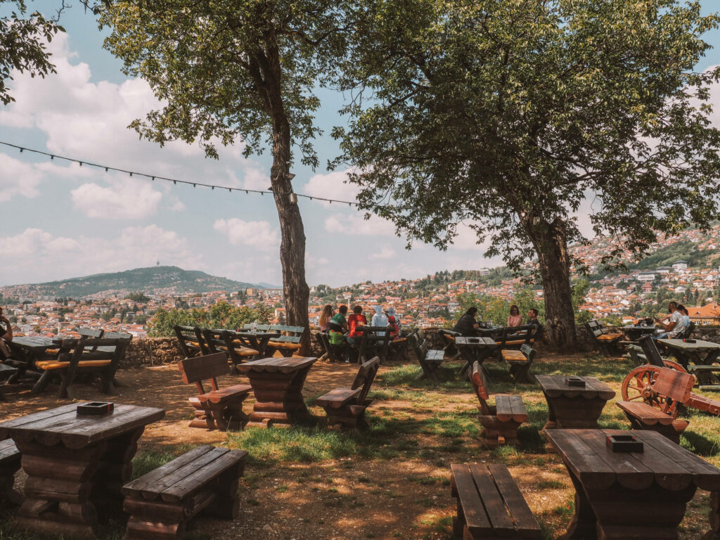In der gelben Festung in Sarajevo laden Sitzgelegenheiten ein, zu verweilen und den Ausblick zu genießen.