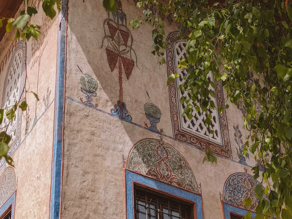 Ornamente und Blätter schmücken die Fassade der bunten Moschee im bosnischen Ort Travnik.