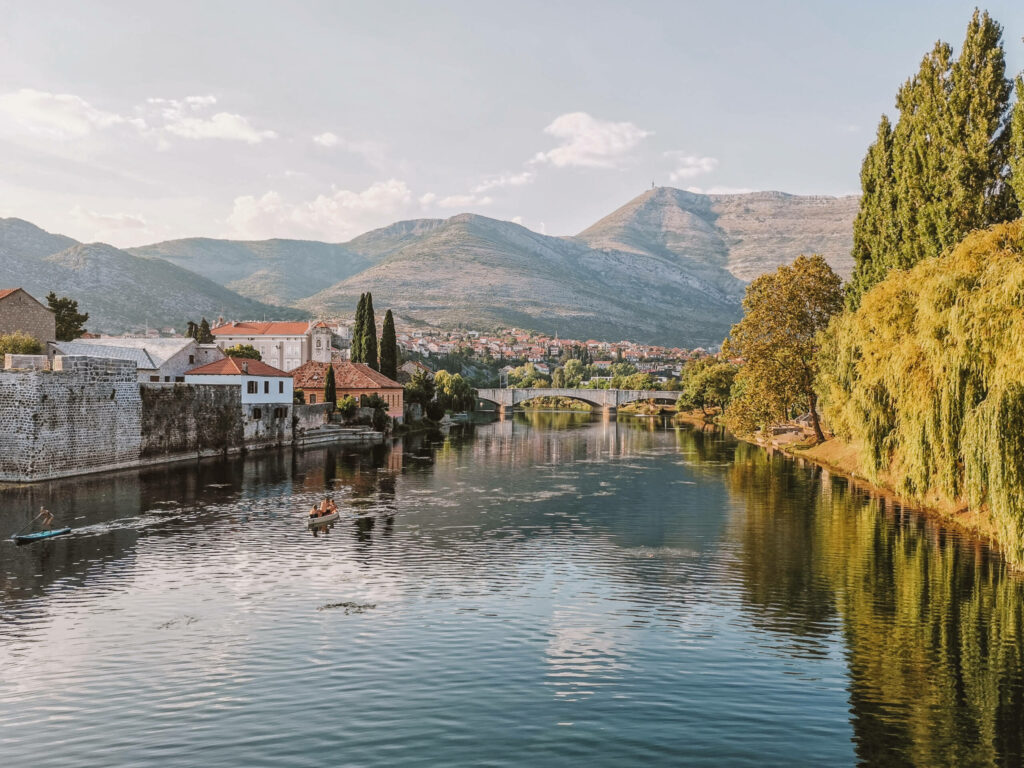 Bosniens Stadt Terbinje liegt idyllisch an einem Fluss zwischen karstigen Bergen.