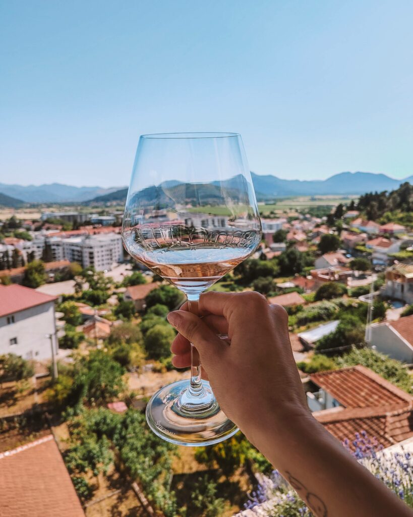 Bei einer Weinverkostung im Dorf Trebinje, Bosnien, lässt sich der Blick über den Ort genießen.