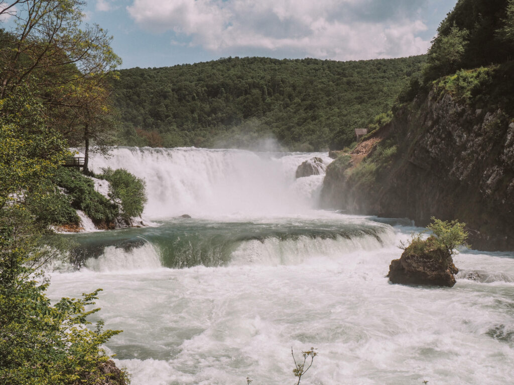 Der Wasserfall Strbački Buk im Una-Nationalpark ist eine besondere Sehenswürdigkeit in Bosnien und Herzegowina.