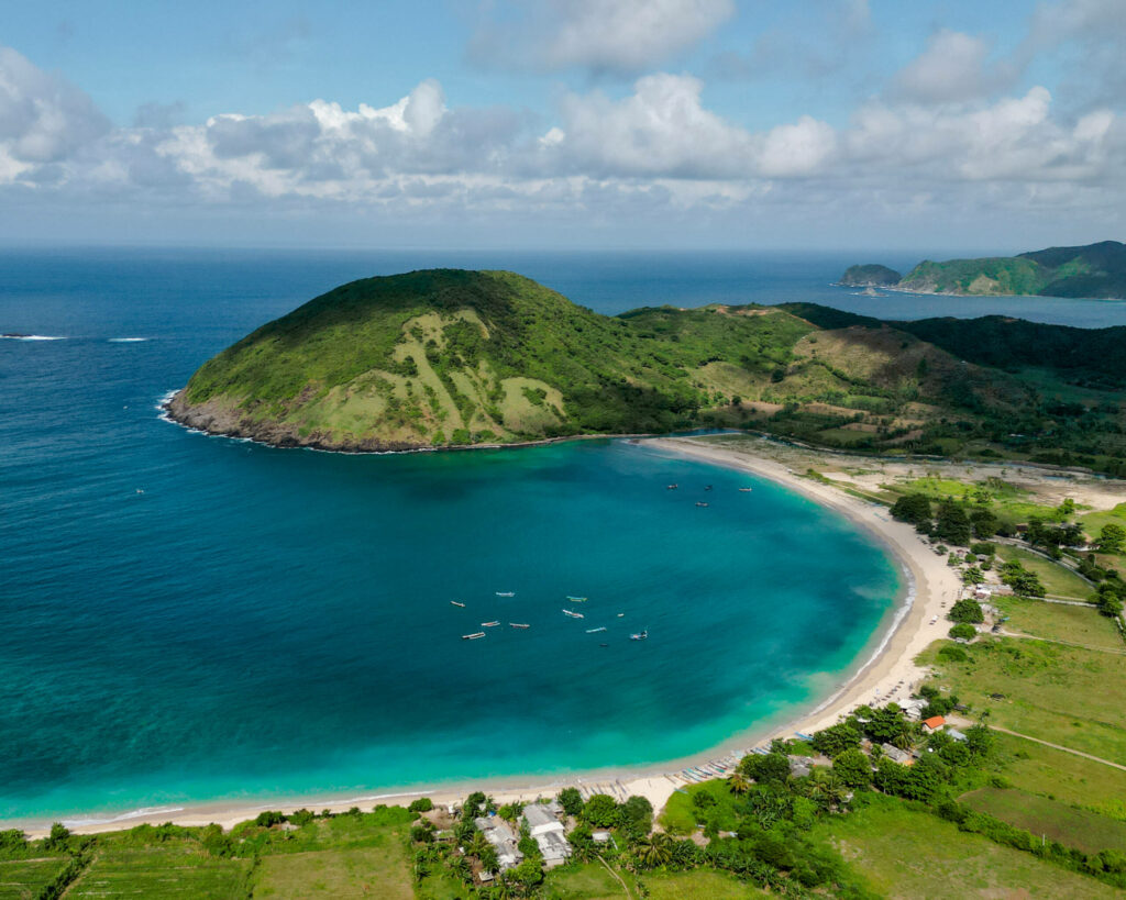 Der Mawun Beach auf Lombok ist ein Traumstrand mit einer geschützten Bucht.
