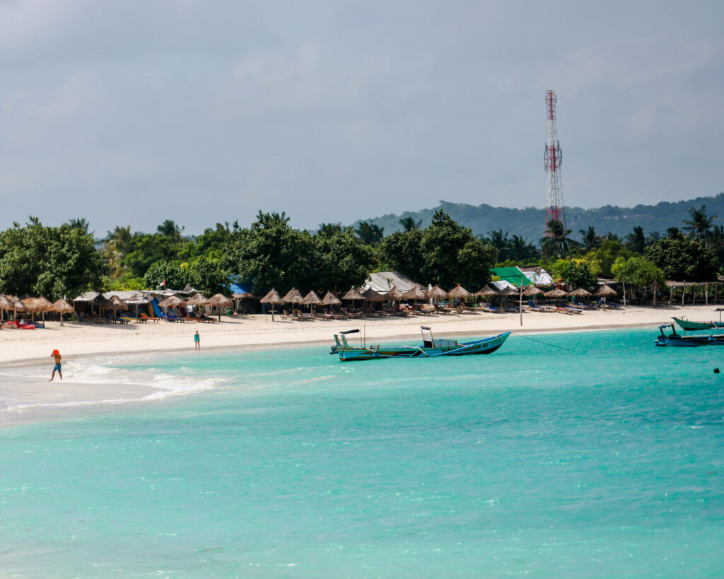 Der Tanjung Aan Beach ist ein Strand auf Lombok mit Fischerbooten zum Ausleihen und schönen Schnorchelspots.