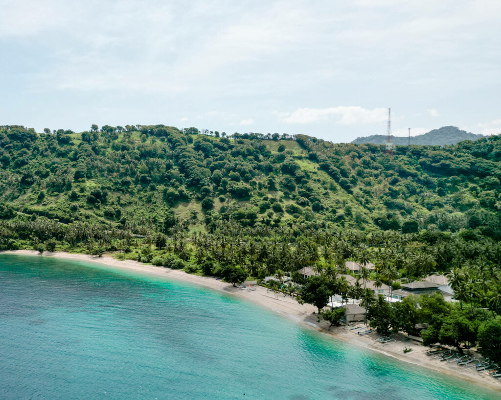Das türkisblaue Meer am Nipah Beach und die grüne Hügellandschaft dahinter sind ein Insider Tipp auf Lombok.