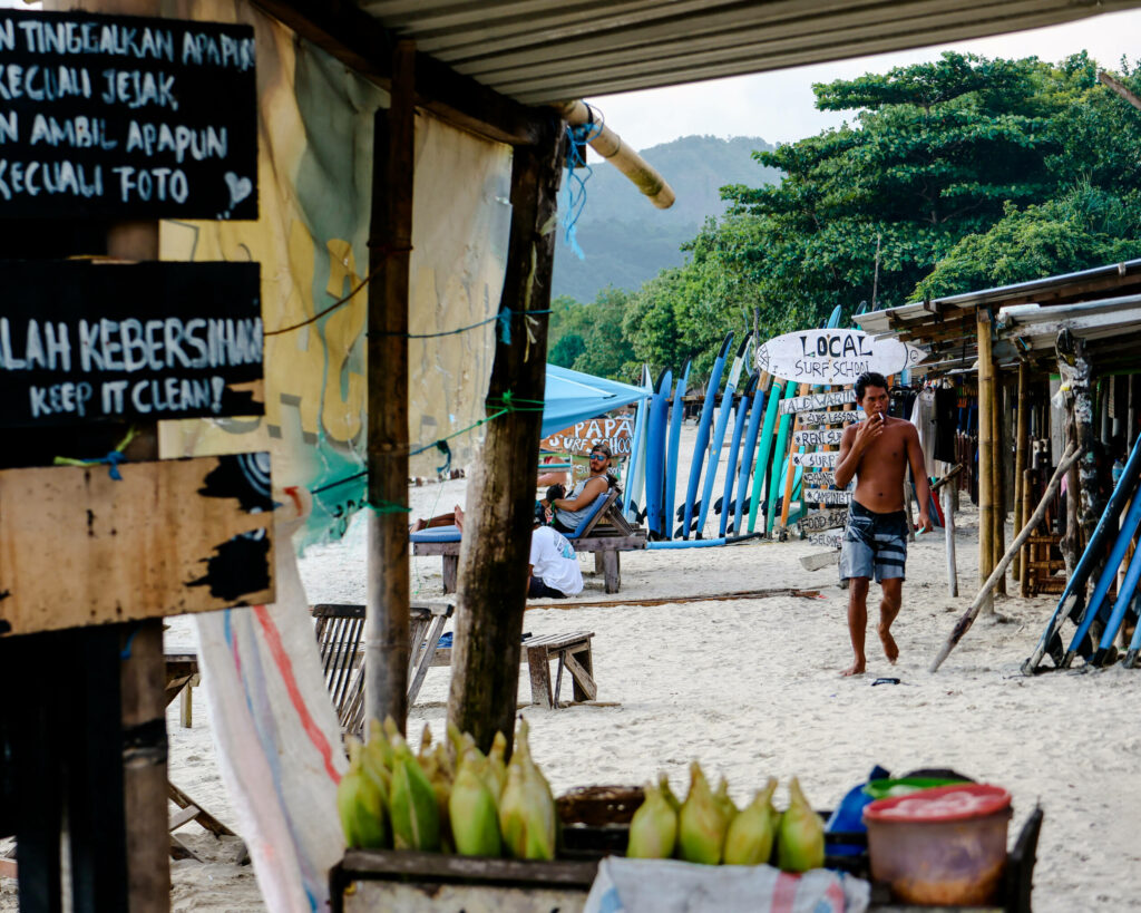 Am Selong Strand auf Lombok findest du überall Surfschulen, Warungs und Liegen.