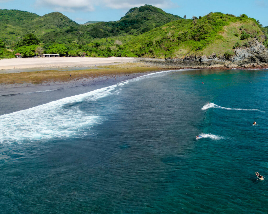 Am Mawi Beach auf Lombok trifft man meistens nur fortgeschrittene Surfer im Wasser.