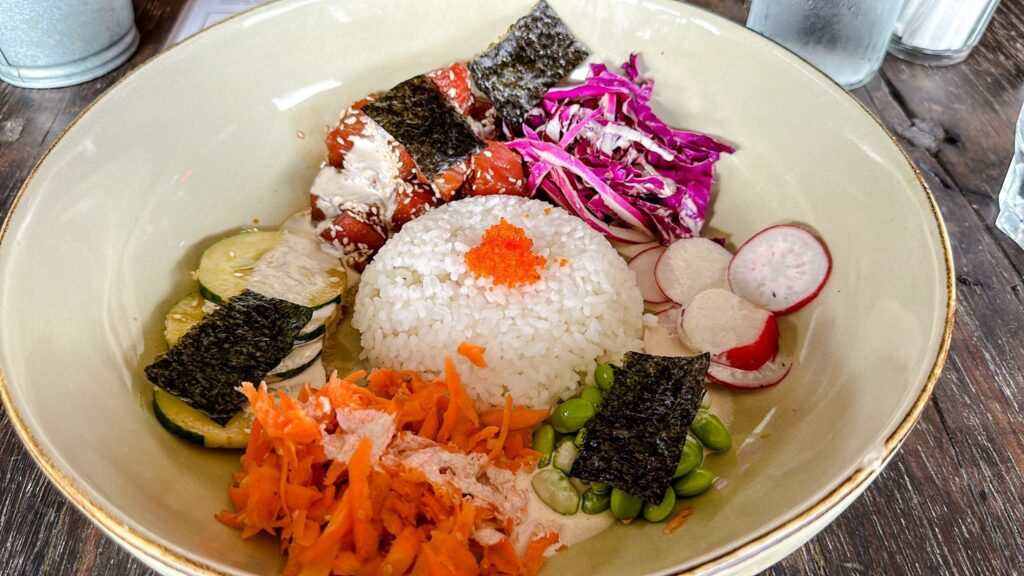 Indonesische Bowl mit Reise, Gemüse und Fisch in einem Warung auf Lombok.